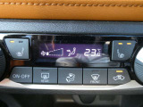 運転席&助手席にはシートヒーター付き☆ステアリングヒーターも付いておりますので、寒い日でも身体の芯から温めてくれるので快適にドライブする事が出来ます。