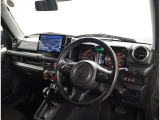 デザインもよく、居心地のよい運転席ですね。分かりやすいスイッチ類ですから操作もしやすく運転をサポートします。ぜひご来店いただき、実際にお座りいただいてステアリングを握ってみてください!