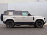 DEFENDER 110 Sにマッチする19インチアルミホイールを装備。力強さと扱いやすさのバランスが取れた足元です。