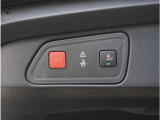 【パワーバックドア】スマートキーや運転席のボタンを押すだけでリアゲートが自動で開閉します。両手に荷物を持っている時や高い位置のバックドアを閉める際に便利な機能です。