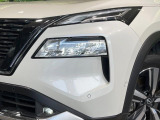 【LEDヘッドライト】悪天候や夜間走行時も良好な視界を確保し安心して運転できる高輝度LEDヘッドライトを装備!点灯速度が早く、消費電力も抑えられています。