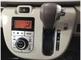 プッシュボタンで切り替え可能なオートエアコンを装備しています
