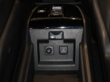 車載バッテリーからのDC電源を、AC100Vに変換して家電製品を車内で使えるようにしたコンセント付き電圧変換器付きです!!