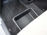 ◆シートアンダートレー◆置靴などをすっきりとしまえる収納が助手席の下にございます。取り外して、手軽にお手入れもできます。