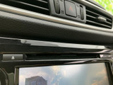 後方確認に活用できるモニターを備えています。駐車時や車庫入れの際、目視とあわせて後方を確認するのに役立つ装備です。画面表示で周囲の状況把握をサポートします。
