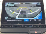 後方の様子を画面で確認でき、駐車時の周囲確認に役立つモニターです。ガイド線も表示されるため、車庫入れや狭い場所での切り返しの際にも、目安として活用いただけます。
