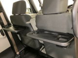 運転席・助手席の背もたれには、2列目シート用にカップホルダー付きの「格納式のシートバックテーブル」を装備しています。休憩時のちょっとした時間などカップを置いたり、小物置きに使えて便利です。