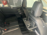 運転席・助手席後部にはシートバックテーブルが付いています。停車中などの際や、ちょっとした休憩の際には重宝します