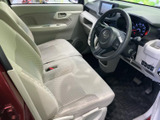 前席は明るい色合いで、車内に開放感をもたらします。座面と背もたれにゆとりがあり、運転席からの見通しも確保しやすい配置で、日々の移動を快適に支えます。