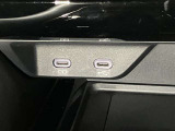 スマートフォンやお手持ちの機器のバッテリー残量が少なくなっても、運転中に充電ができるので安心ですね!
