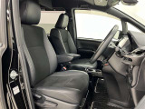 前席はセパレートタイプ!運転席と助手席にはアームレスト付!ホールド感のあるシート形状で、体をしっかりとサポートしてくれます!