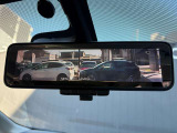 【デジタルミラー】後席の荷物や乗員も気にならない。カメラ映像で後方視界をクリアに表示。雨の日や夜間も、隅々まで見える安心を。