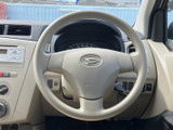 握りやすい形状のステアリングで、快適な運転操作をサポートします。運転姿勢に合わせて調整できるので、より自然なドライビングポジションを実現できます。