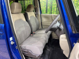 運転席まわりには十分なスペースがあり、大柄な方でもゆったり運転していただける環境です。
