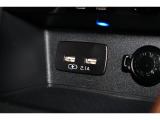 小物の収納に便利なセンタートレイには携帯等のデバイスの充電可能なUSB出力電源付です。