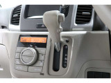 インパネシフトだから視線の移動も少なく足元もスッキリ♪運転席もゆったりしているのでゆとりを持ってドライブできますね!