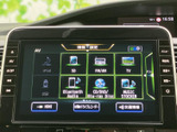 音楽ソースの選択画面には、ラジオやUSB、Bluetoothなどの項目が並びます。利用したい入力方法を画面で選べるため、好みやその日の状況に合わせて車内で音楽を楽しめる便利なオーディオです。