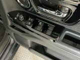 運転席のスイッチで全てのウィンドウの開閉操作を行うことができます。ロックボタンをONにしておくと、運転席以外のウィンドウは作動しないのでお子様を乗せているときなども安心ですね♪