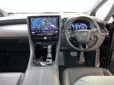 運転席周りのレイアウトをご覧ください。ナビゲーションが綺麗に装着されすっきり収まってますね!
