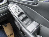 運転席ドアには各ウインドウの集中操作が可能となっています。