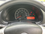 速度計に加えて、シフト位置や時刻などの情報をまとめて確認できます。運転席から目に入りやすい配置で、走行前や停車時に必要な表示を把握しやすい計器まわりです。