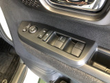 【窓操作部分】運転席のスイッチでは、すべてのウィンドーの開閉操作を行うことができます。