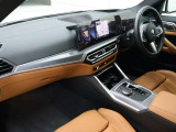 視線の先に自然と情報が集まり必要な操作へスムーズに手が届くBMWならではのコックピット。洗練されたデザインと上質な素材が調和し乗り込んだ瞬間からドライバーの走る歓びを日常に感じる空間です。