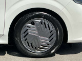純正ホイールカバー付きです。シャープなデザインが車両のデザインとマッチしています。