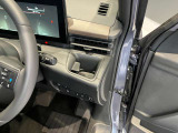 運転席側前部にドリンクホルダーあります♪運転中でも手が届きやすい位置にあって使い易いです♪