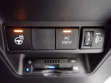ステアリングヒーター付き。寒い日のドライブも、手のひらから温めてくれます。  AC100Vスイッチ、手動光軸調整ダイヤル。