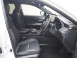 コーナーセンサーを車の前後に装備。障害物までの距離に応じて警告音を変えてお知らせ。縦列駐車時や駐車場・車庫などでの取り回しをサポートします。詳細は販売店スタッフまでおたずねください。