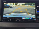 駐車時の安全確認をサポートするバックカメラも使用できます。インターナビで様々な情報を得ることもできます。