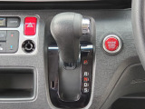 運転席より操作性の良いシフトレバーと、オートエアコンのスイッチ等の画像です。