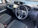 運転席と助手席にはゆとりある空間が広がり、前方を見渡しやすい視界も魅力です。シートや足元は落ち着いた色合いでまとめられ、毎日の移動を快適に過ごせる室内となっています。