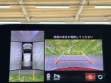 後方映像に加えて車両周囲の表示も確認でき、駐車時の安全確認をサポートします。ガイド線も表示されるため、車庫入れや狭い場所での切り返しにも活用できます。