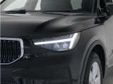 ひときわ印象的なT字型のLEDヘッドライトは、新世代のボルボを象徴するユニークなアイコンとなっています。LEDデイタイム・ランニング・ライトやポジションライト、ウインカーの役割も果たします。