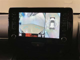 【パノラミックビューモニター】映像で、見づらい車両周辺の確認をアシスト。クルマを真上から見ているような映像を表示。 運転席から確認しにくい車両周囲の状況を把握。