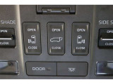 両側電動スライドドアはドアの直接操作以外にも運転席からのスイッチ操作やリモコン操作でも開閉が可能!狭い駐車場などでもドアの開閉が楽々・安心ですね!