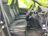 運転席と助手席は前方を見渡しやすい配置で、乗り降りの際も座席へアクセスしやすい室内です。落ち着いた色合いのシートが広がり、運転する方も同乗者も過ごしやすい空間です。