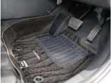 運転席フロア。ホンダ純正用品のマットがついております!