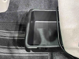 靴などが収納できる便利な助手席シートアンダートレイが付いてます