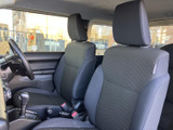 前席はヘッドレスト付きで、座面と背もたれの形状にもまとまりがあります。運転席側から前方や窓の外を見渡しやすく、落ち着いた色合いの室内で、日々の移動も心地よくお使いいただけます。