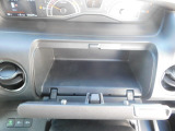運転席前の物入です。手の届くところにありますので簡単に取り出せます。