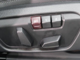 【メモリー機能付きパワーシート】運転手が代わってもボタン一つで設定ポジションに。常にご自身のドライブ設定が整います。