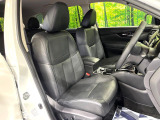 運転席まわりには十分なスペースがあり、大柄な方でもゆったり運転していただける環境です。