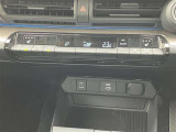 【エアコン】エアコンはオートエアコンとなっておりますので、あらかじめ好みの温度に設定しておけば自動的に風量を調節してくれます。自分でいちいち調節する手間が省けますね。