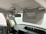 【サンバイザー】車内で身だしなみを整えるためのバニティミラーがセット。お化粧直しや髪型のチェックに活用できます。