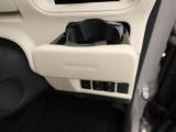 前席のカップホルダーはワンプッシュ式オートオープンのものがついています。