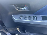 運転席パワーウィンドウスイッチとドリンクホルダーです。