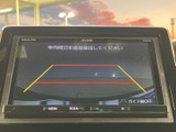 後方の様子を画面で確認しながら駐車でき、ガイド線が車両の向きや距離感をつかむ目安になります。駐車時の周囲確認をサポートする便利な装備です。